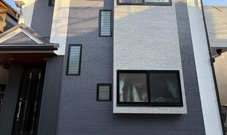 画像2554：玄関まわりの小さな隙間、放置しても大丈夫？外壁目地の劣化について
