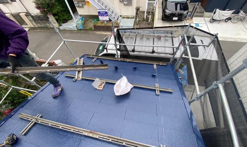 画像2564：太陽光パネルがあっても屋根塗装はできる？